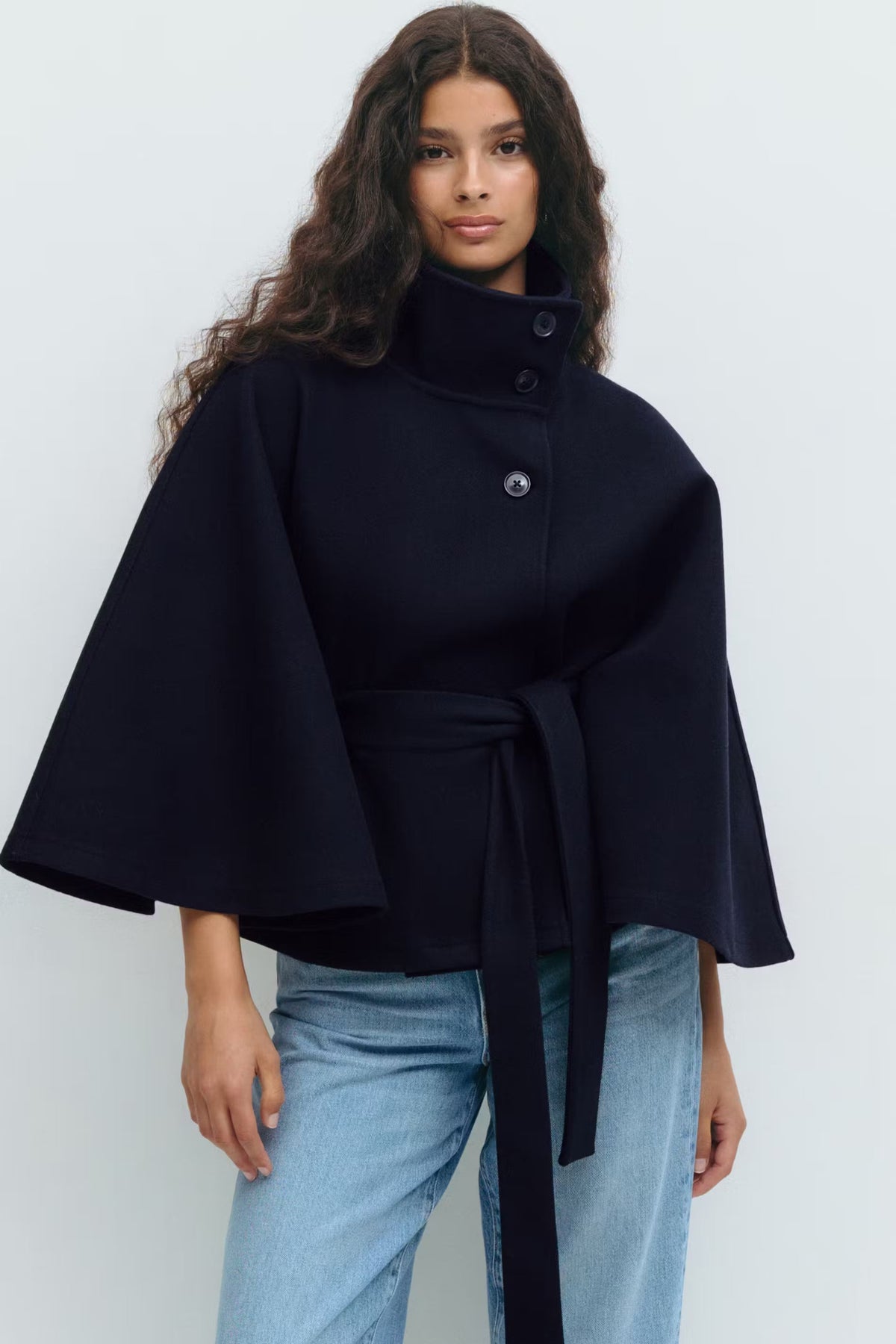 Cape Jas Dames met hoge kraag en strik ceintuur, stijlvolle wintermode voor dames. - 5
