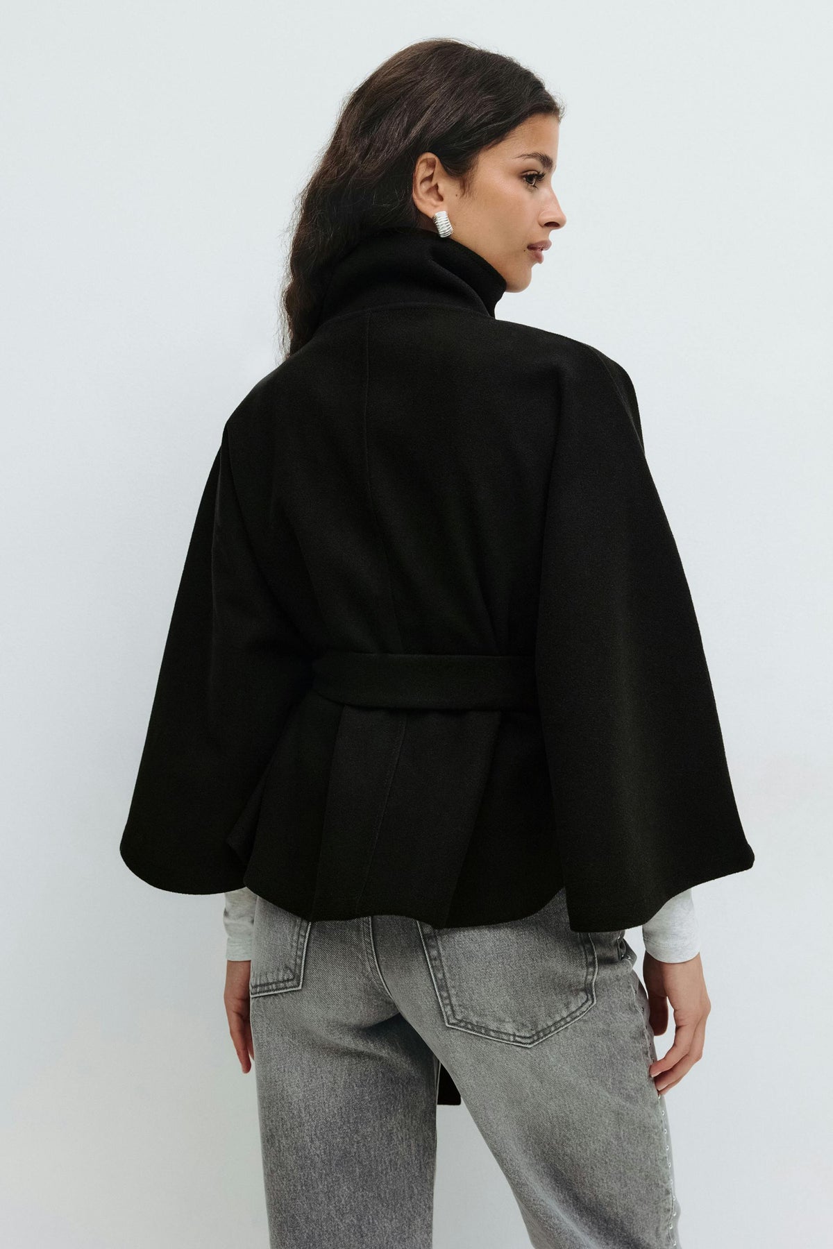 Cape Jas Dames met hoge kraag en strik ceintuur, stijlvolle wintermode voor dames. - 10