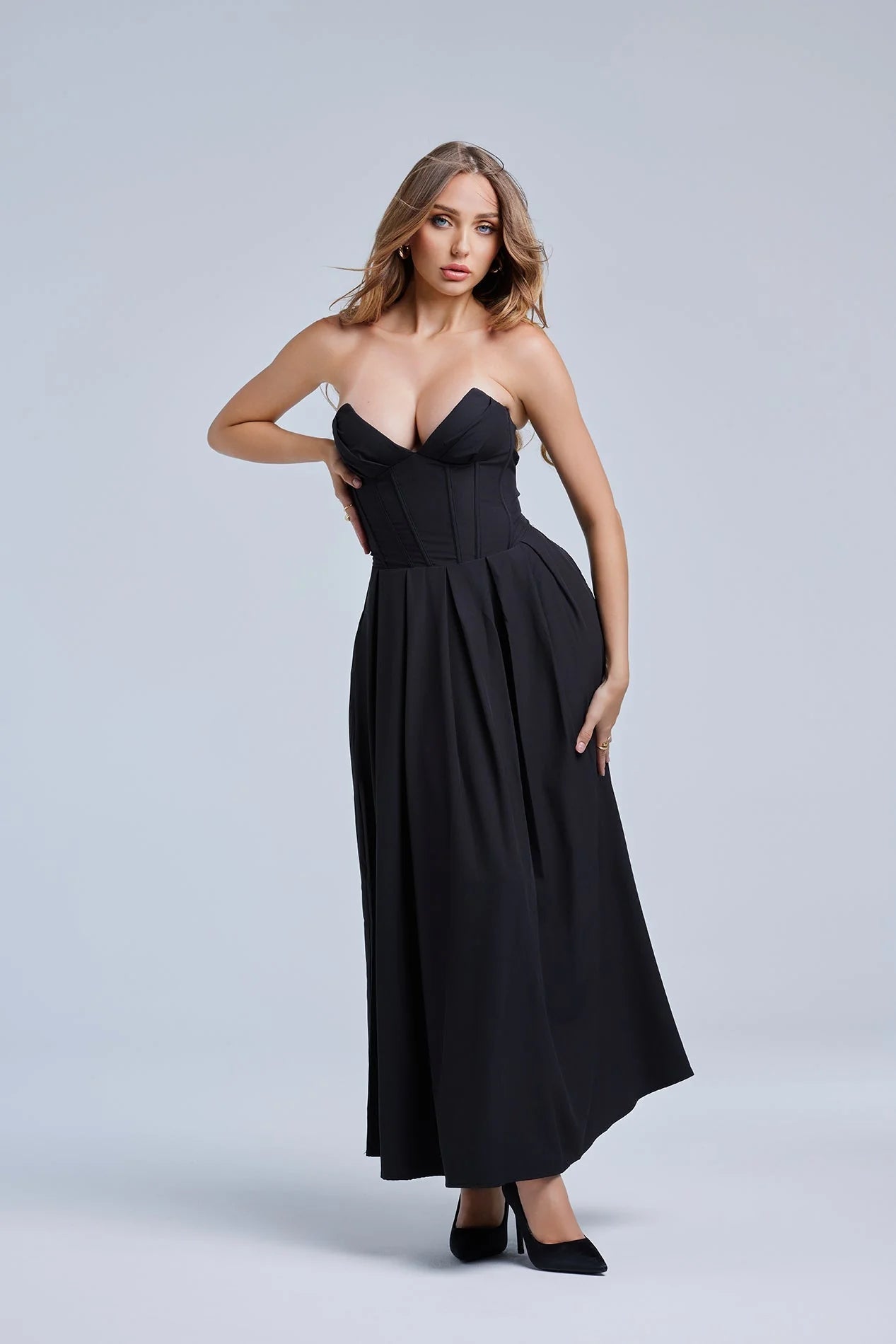Astra Maxi Jurk voor dames, figuurvolgend design met open rug, ideale zomerjurk voor een stijlvolle uitstraling. - 1