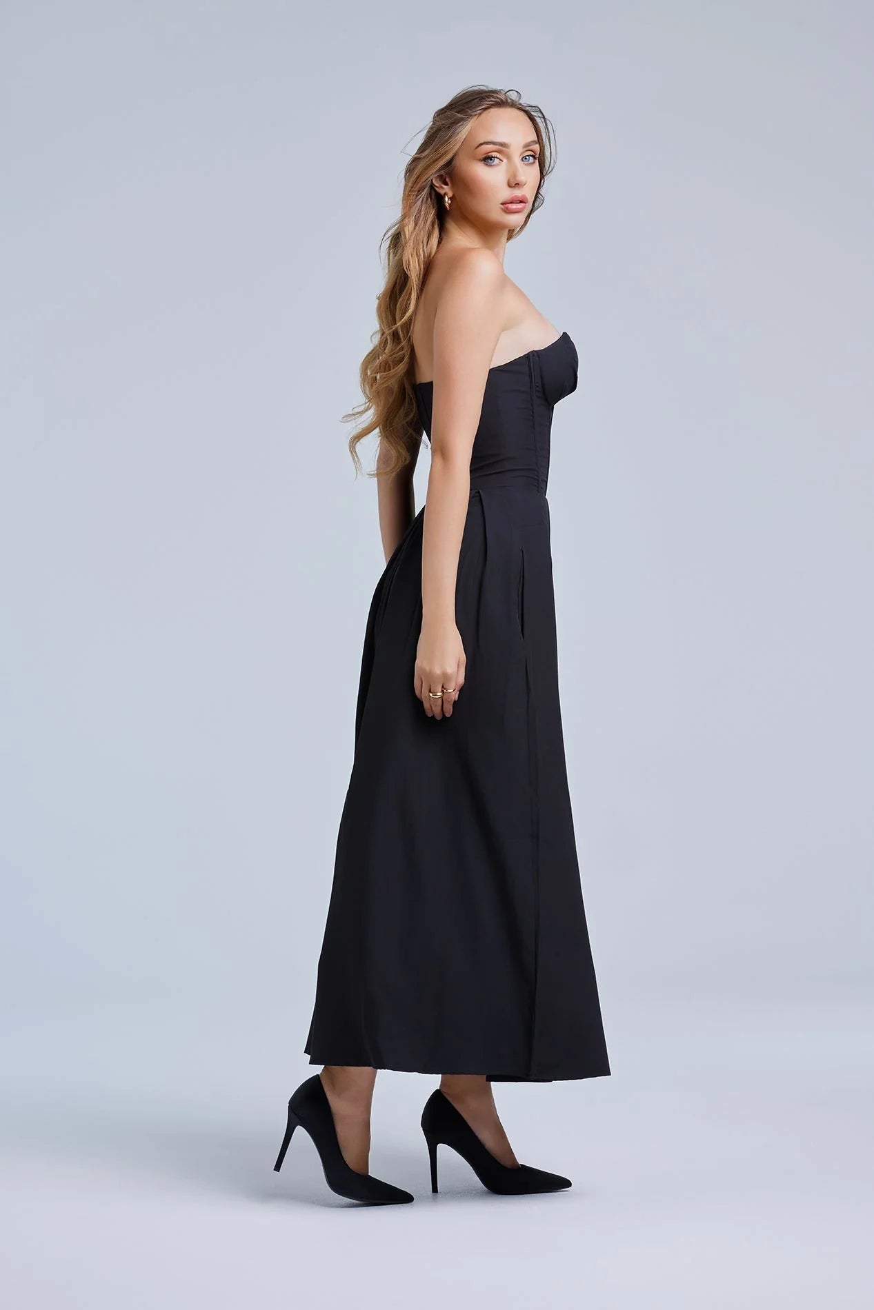 Astra Maxi Jurk voor dames, figuurvolgend design met open rug, ideale zomerjurk voor een stijlvolle uitstraling. - 3
