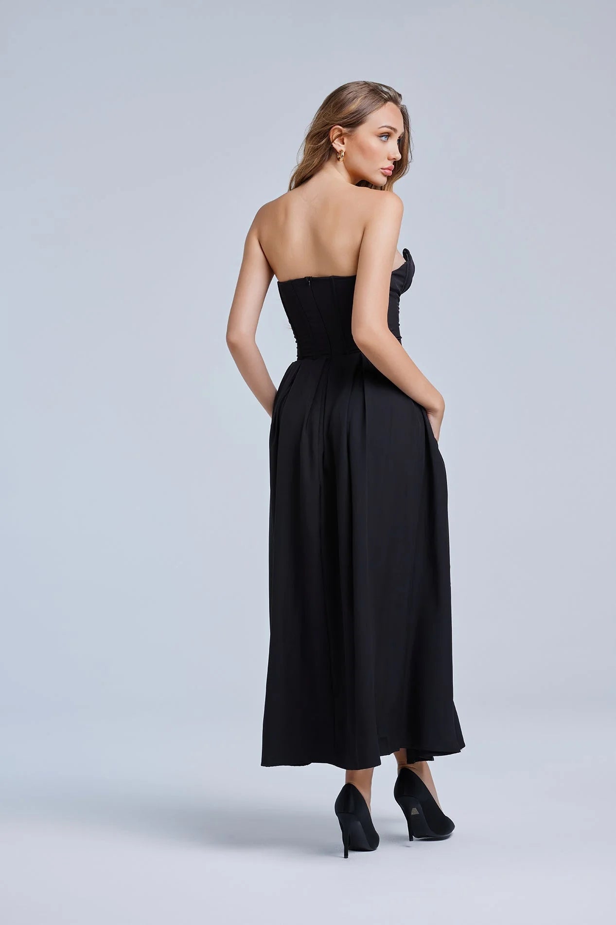 Astra Maxi Jurk voor dames, figuurvolgend design met open rug, ideale zomerjurk voor een stijlvolle uitstraling. - 5