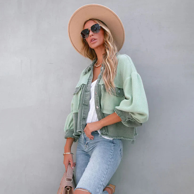 Dames Jas in zwart, met een getailleerd ontwerp en gerafelde zoom, perfect voor een trendy en casual look. - 2
