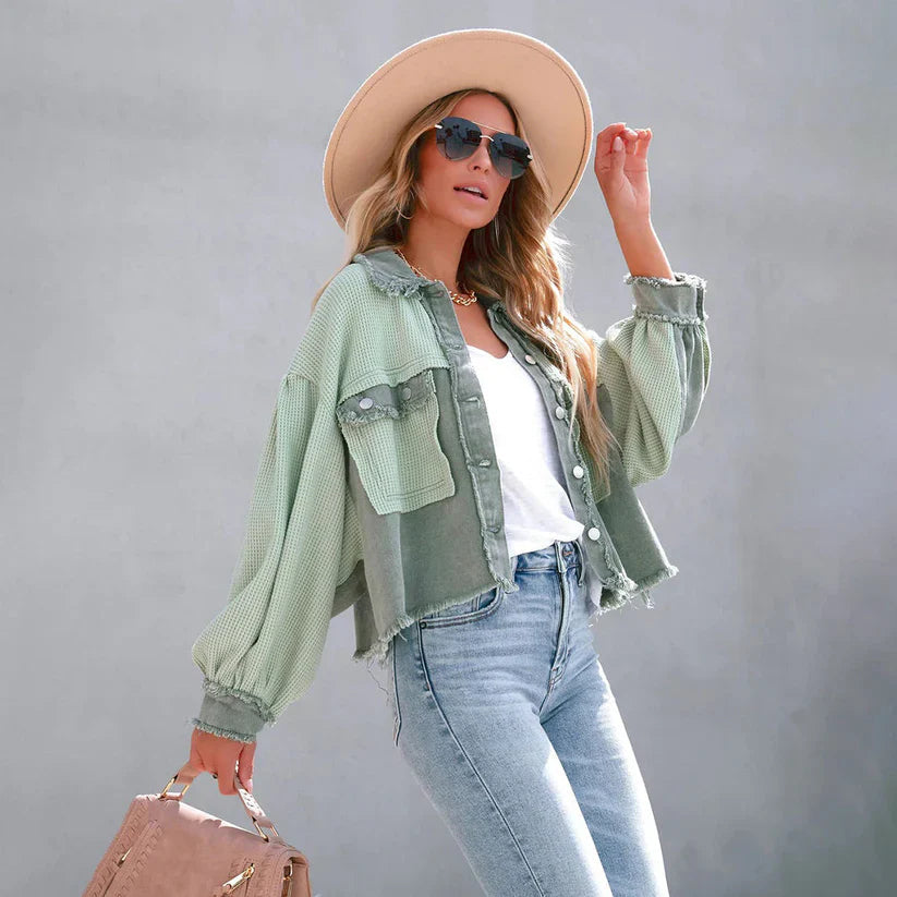 Dames Jas in zwart, met een getailleerd ontwerp en gerafelde zoom, perfect voor een trendy en casual look. - 6