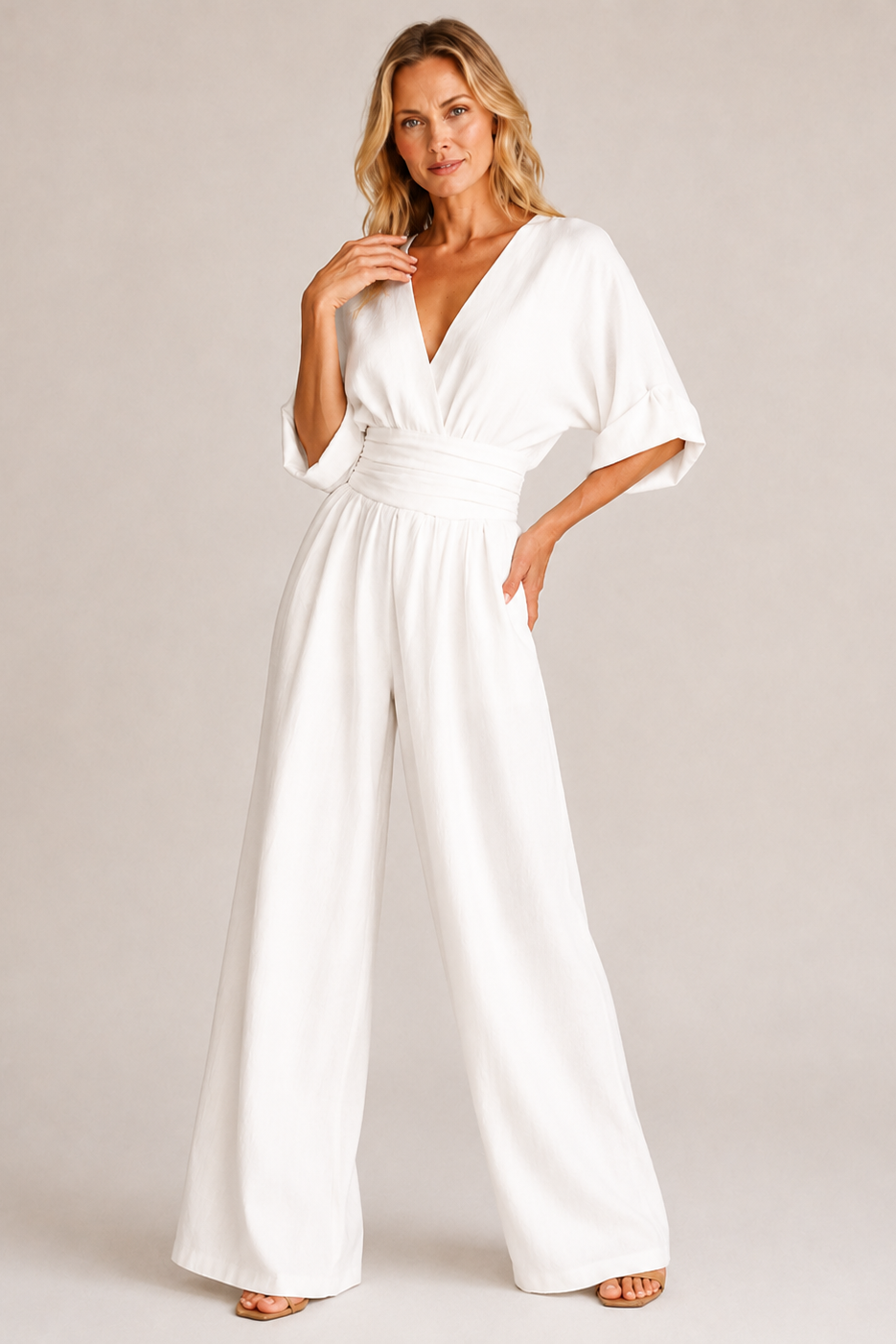 Dames Jumpsuit in zwart, featuring een hoge taille en wijde pijpen, perfect voor feestelijke gelegenheden. - 4