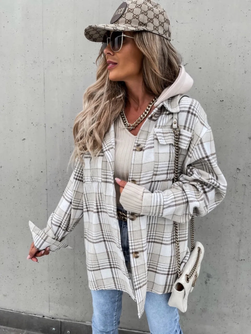Tussenjas voor dames in geruit design met capuchon en knoopsluiting, ideaal voor de overgangsseizoenen. - 6