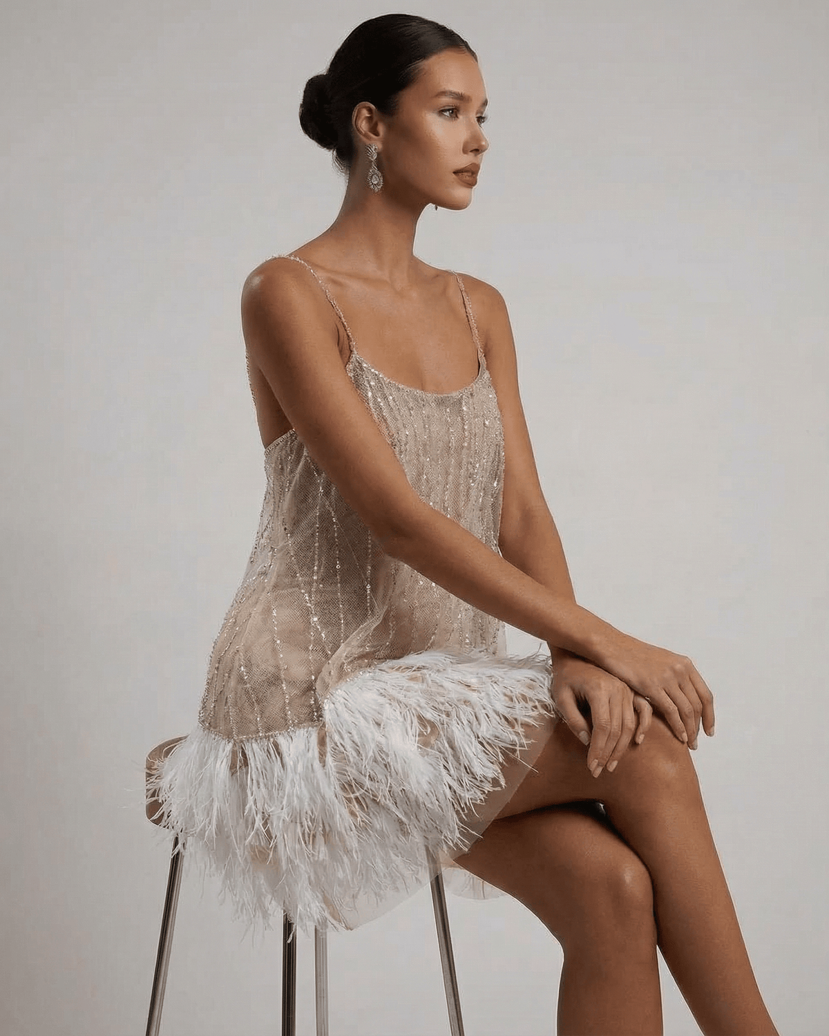 Mini Jurk in sequins and tulle with feather details, perfect for a glamorous evening look. - 6