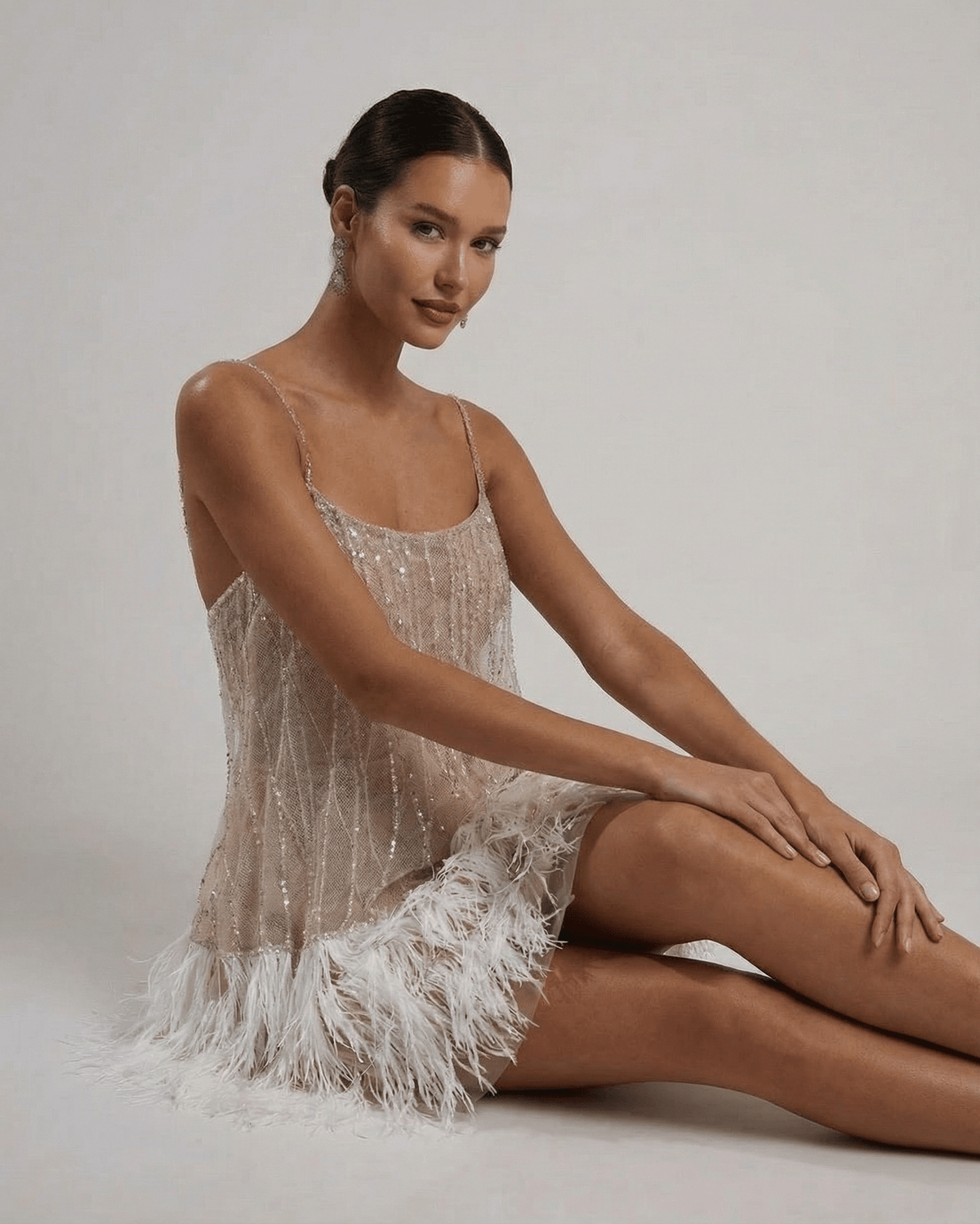 Mini Jurk in sequins and tulle with feather details, perfect for a glamorous evening look. - 7