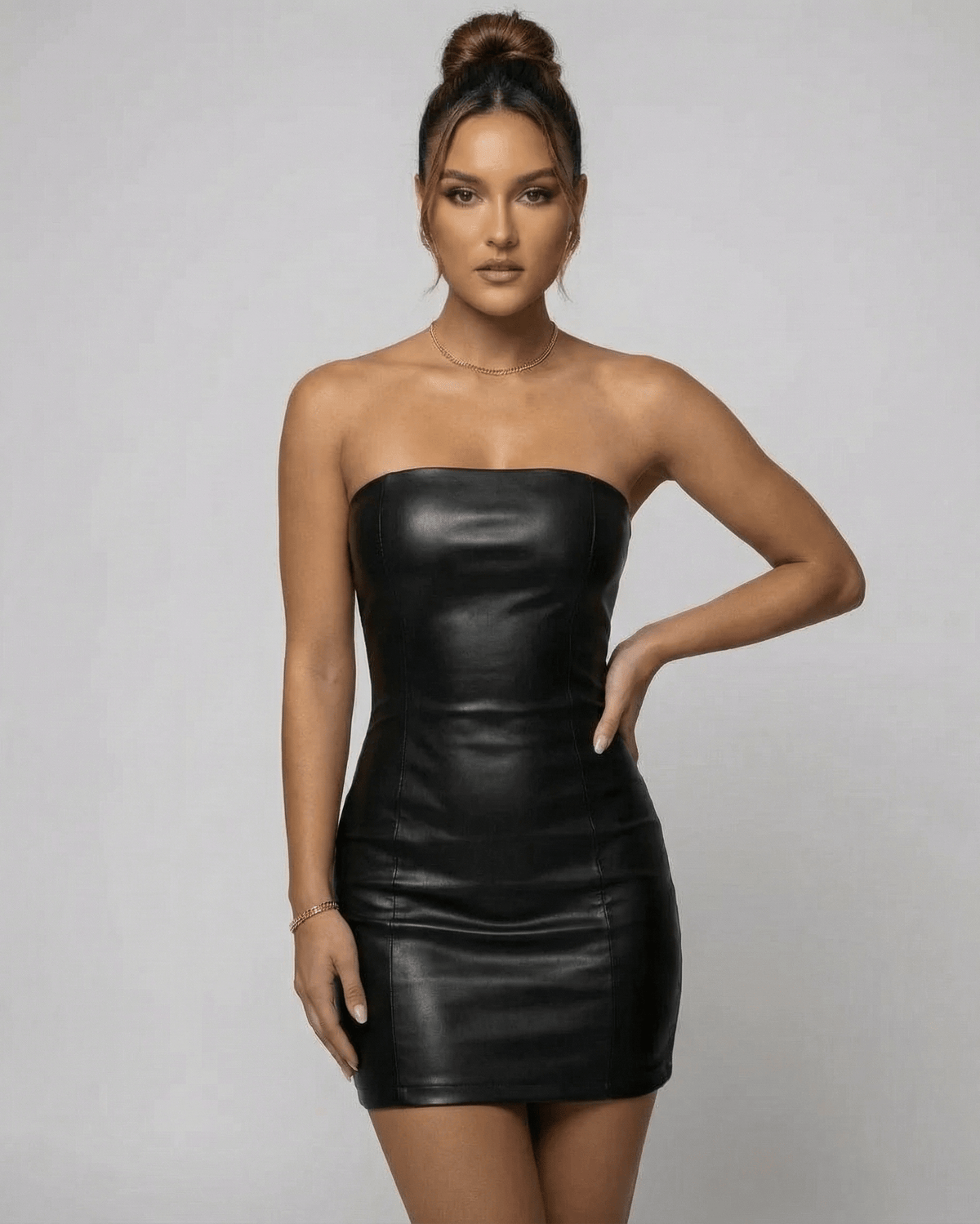 Mini Jurk in zwart, strapless design met een strakke pencil silhouet, gemaakt van hoogwaardige synthetische stof. - 2