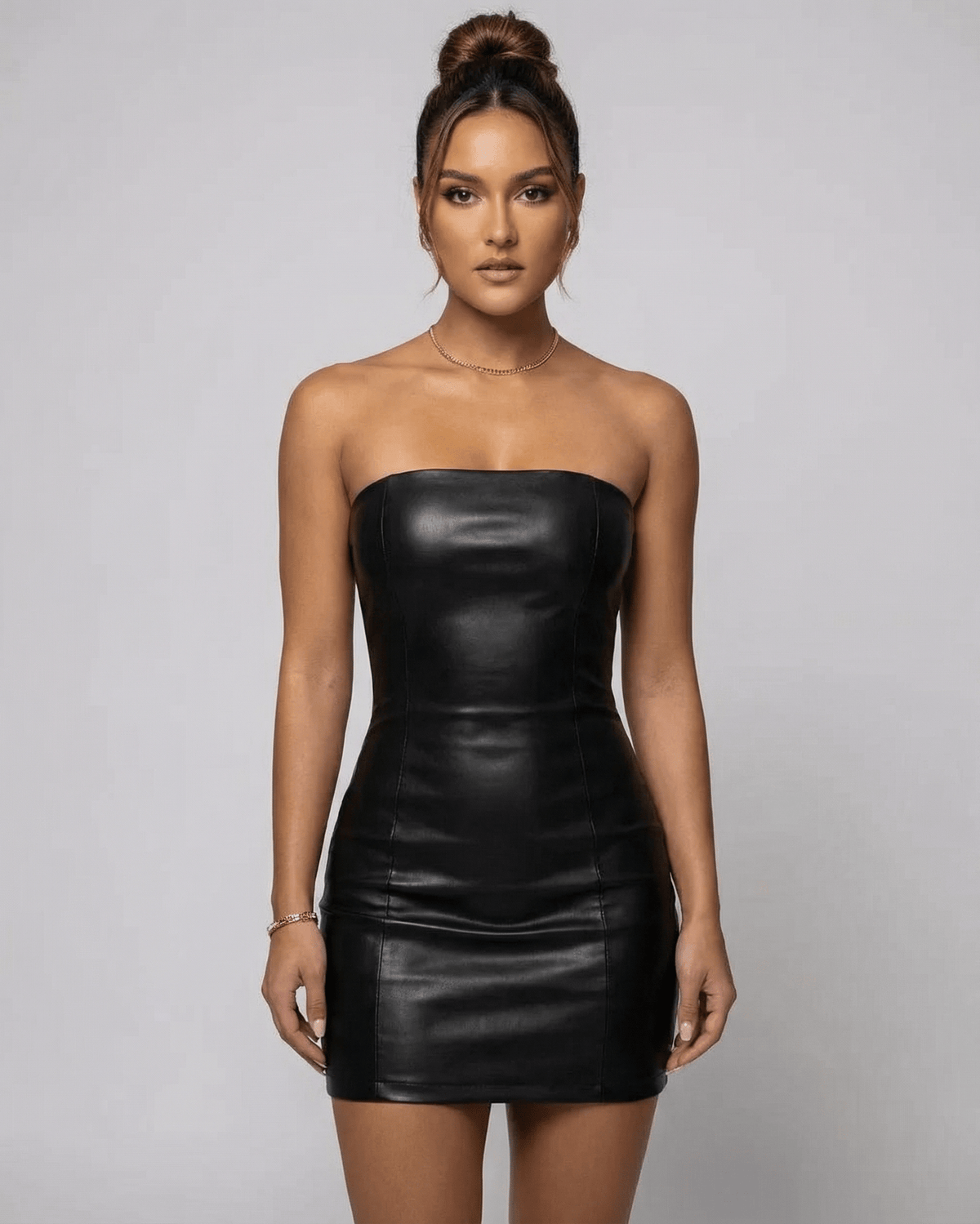 Mini Jurk in zwart, strapless design met een strakke pencil silhouet, gemaakt van hoogwaardige synthetische stof. - 3