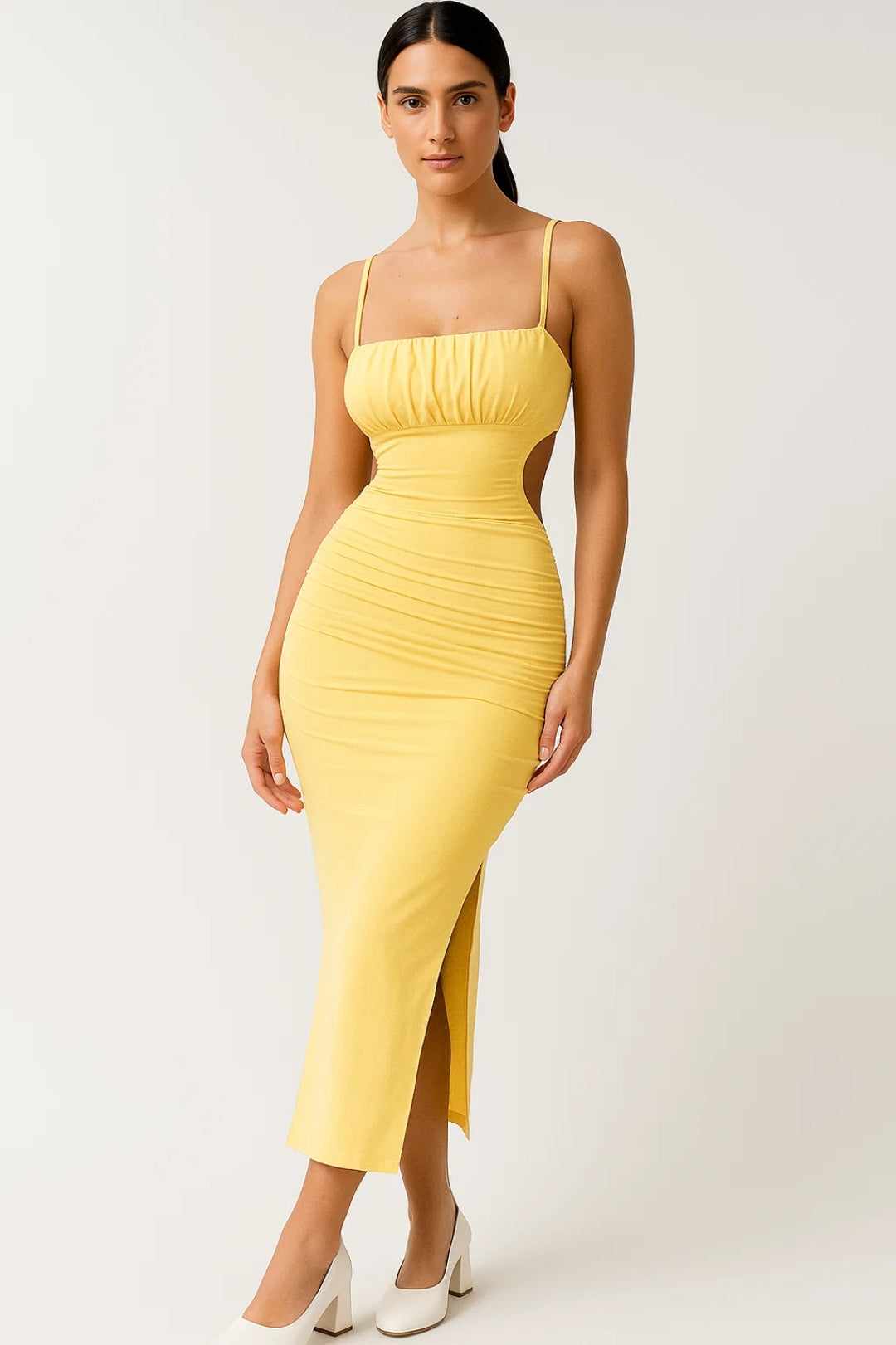 Bente dames jurk in bodycon stijl met geplooide details, zomerbandjes en midi lengte, perfect voor warme dagen. - 1