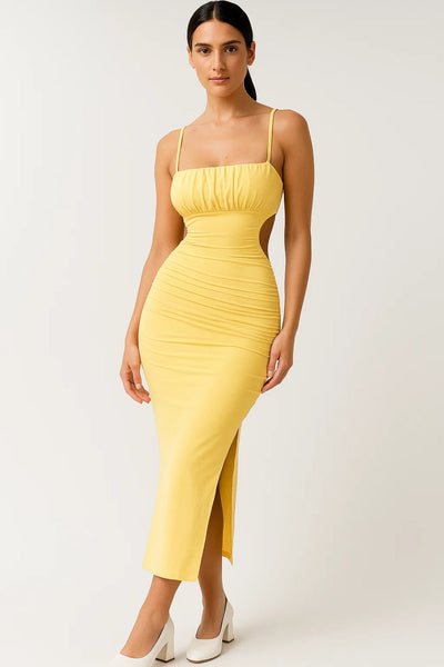 Bente dames jurk in bodycon stijl met geplooide details, zomerbandjes en midi lengte, perfect voor warme dagen. - 1