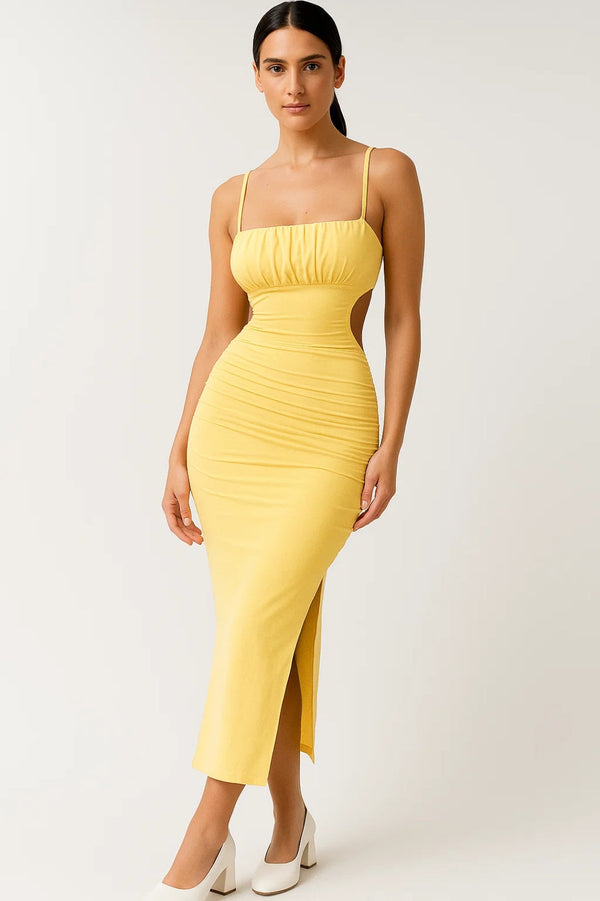 Bente dames jurk in bodycon stijl met geplooide details, zomerbandjes en midi lengte, perfect voor warme dagen. - 1