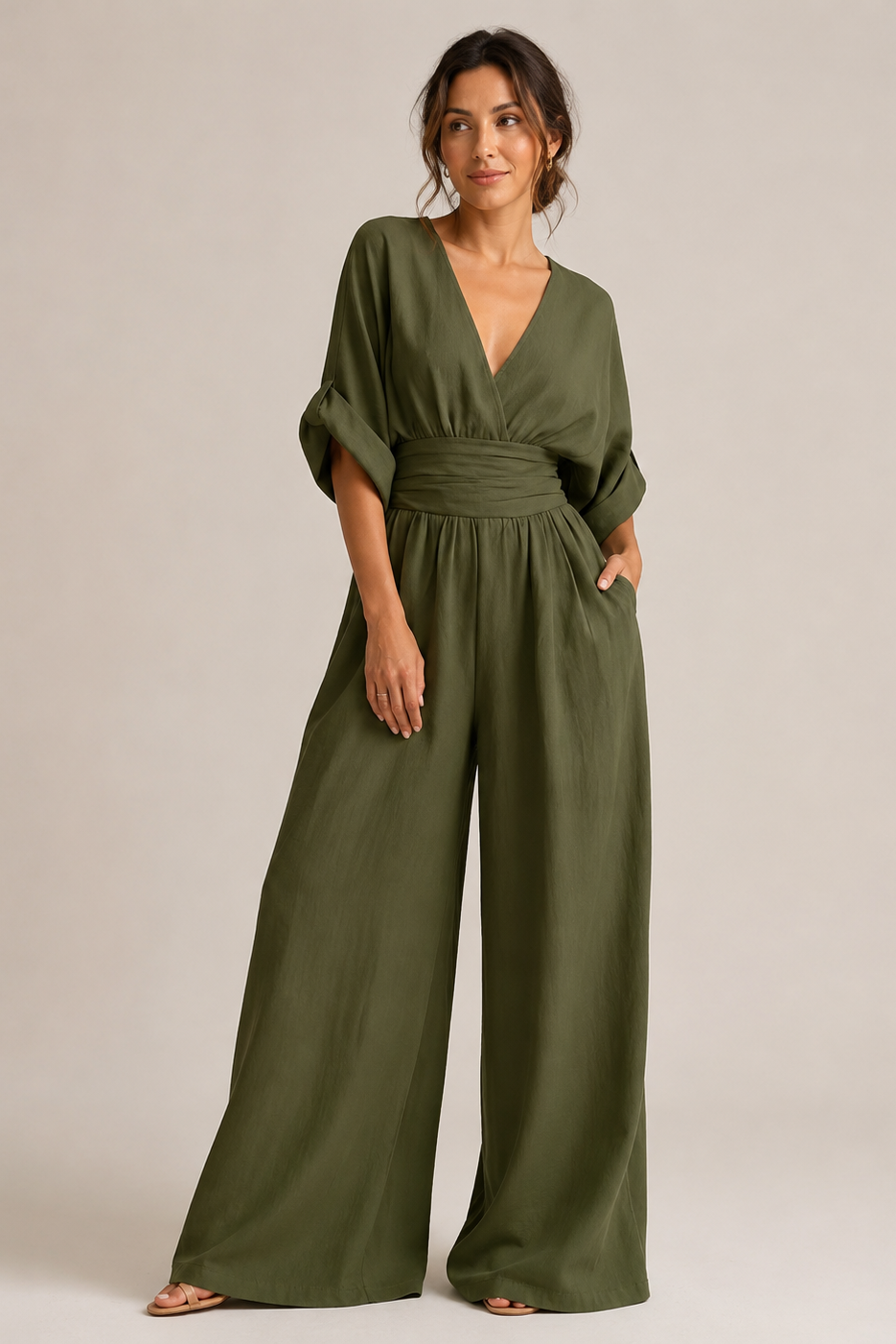 Dames Jumpsuit in zwart, featuring een hoge taille en wijde pijpen, perfect voor feestelijke gelegenheden. - 3