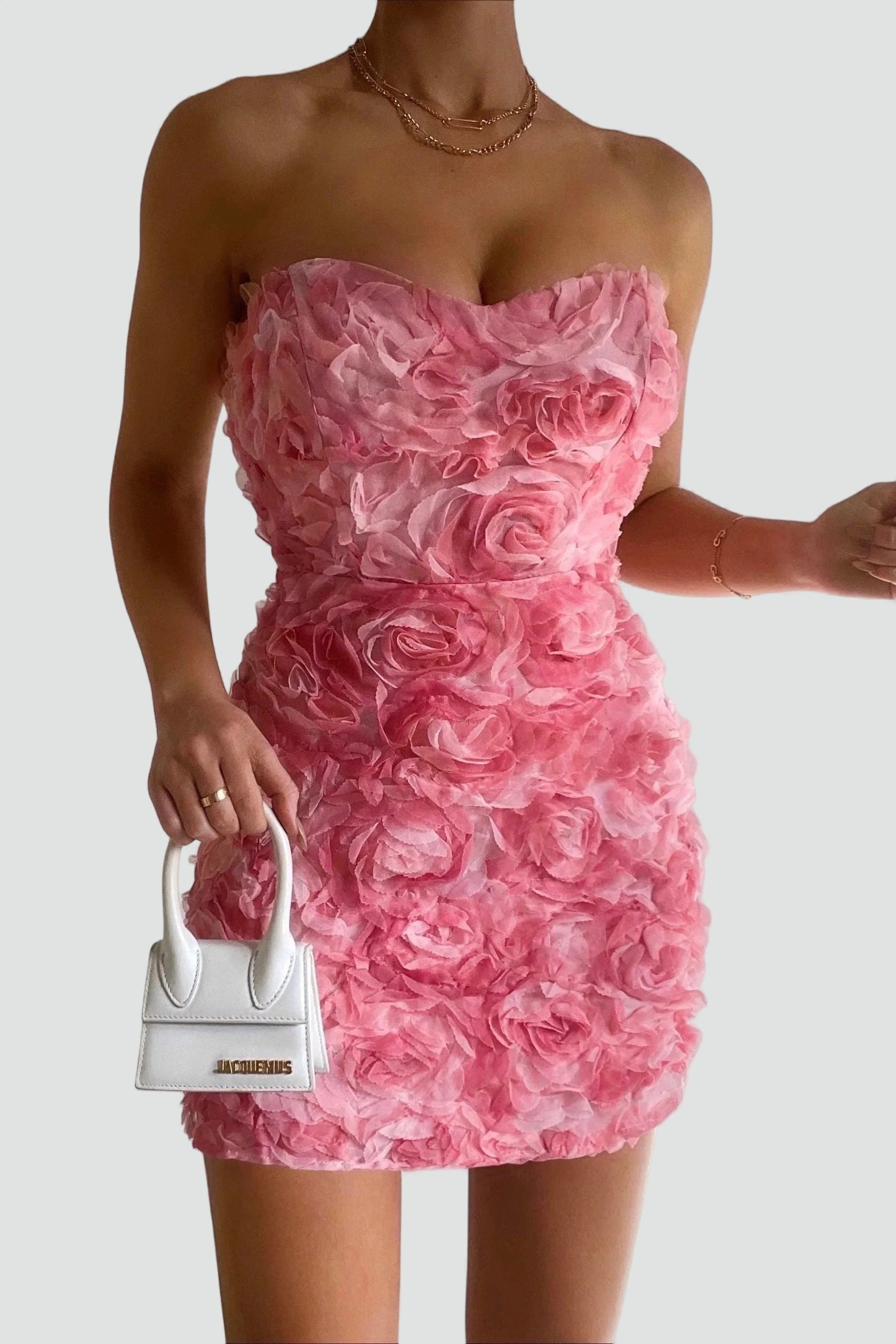 dames jurk in zachtroze met strapless ontwerp, hoge taille en bloemmotief, ideaal voor bruiloften en zomerfeesten. - 1