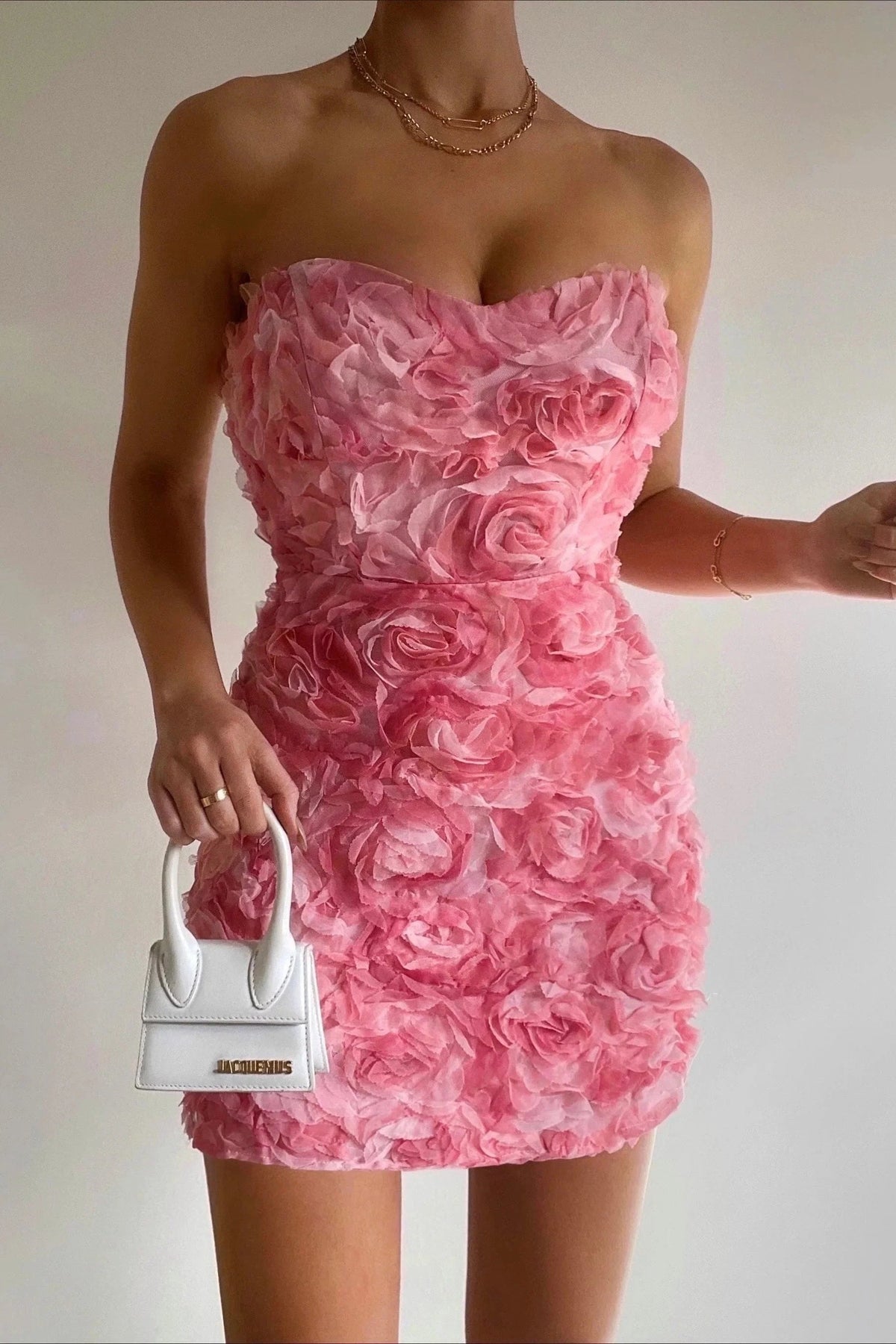 dames jurk in zachtroze met strapless ontwerp, hoge taille en bloemmotief, ideaal voor bruiloften en zomerfeesten. - 3