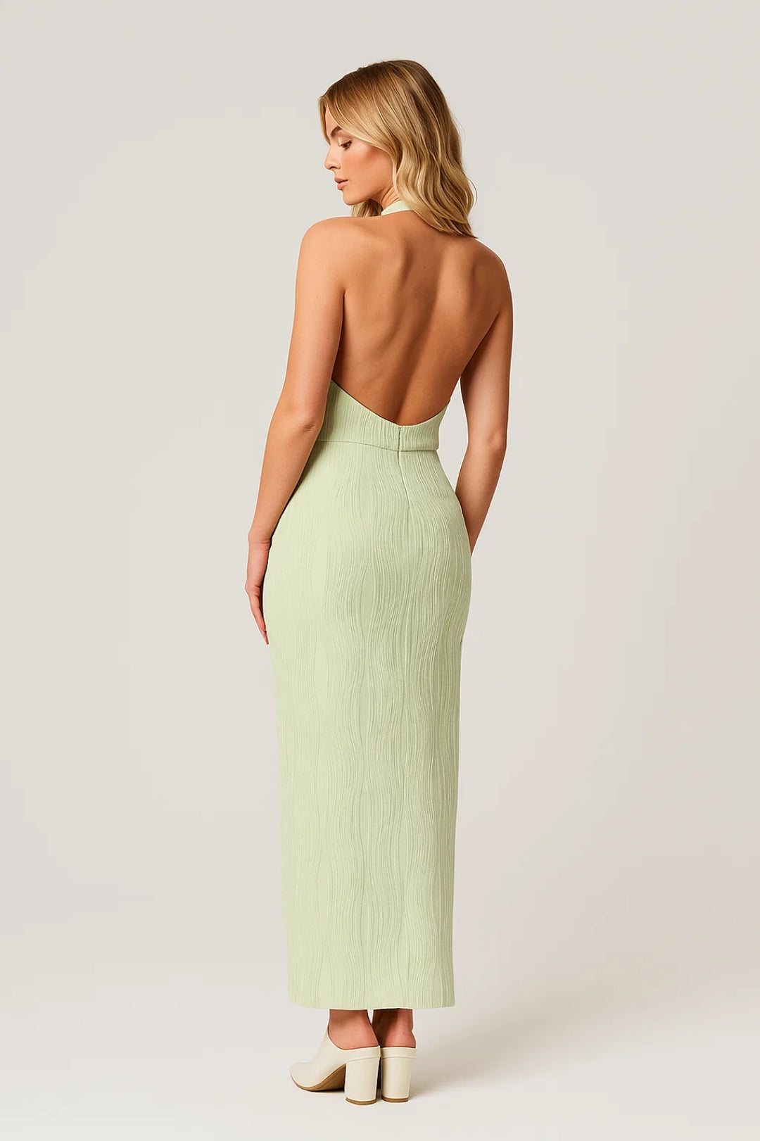 Midi Jurk Dames in elegant zomerdesign met halterhals en open rug, perfect voor stijlvolle zomerevenementen. - 3